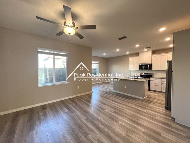 Building Photo - Updated Lincoln 4bd/2.5ba House With 2 Car Garage!