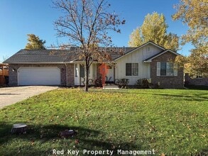 Building Photo - 176 Country Club Dr