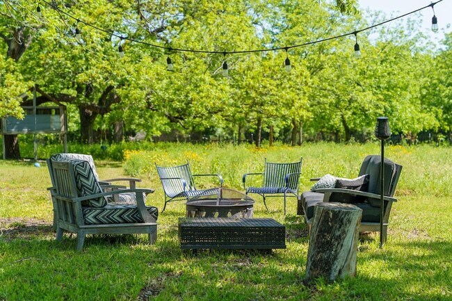 Building Photo - 800 Spur 191