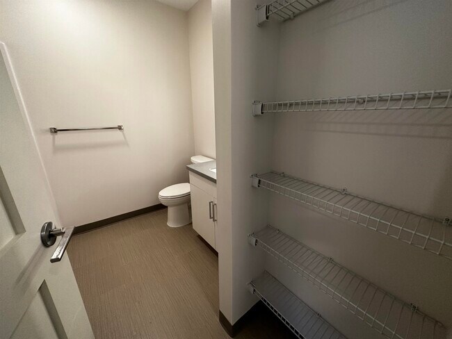 Building Photo - 409 Elm St