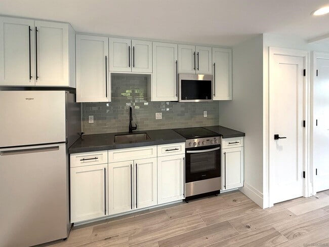 Building Photo - 7982 Roseland Dr