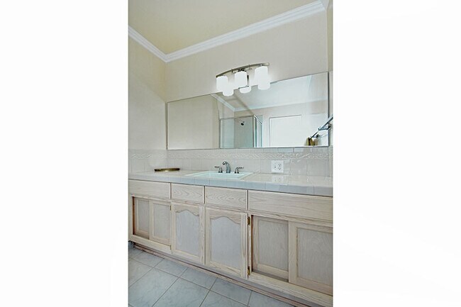 Bathroom 2 - 1233 N Columbus Ave