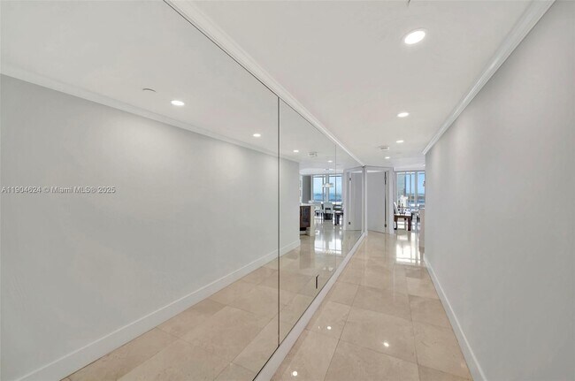 Building Photo - 1717 N Bayshore Dr