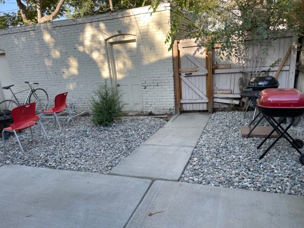 Building Photo - 521 N Corona St