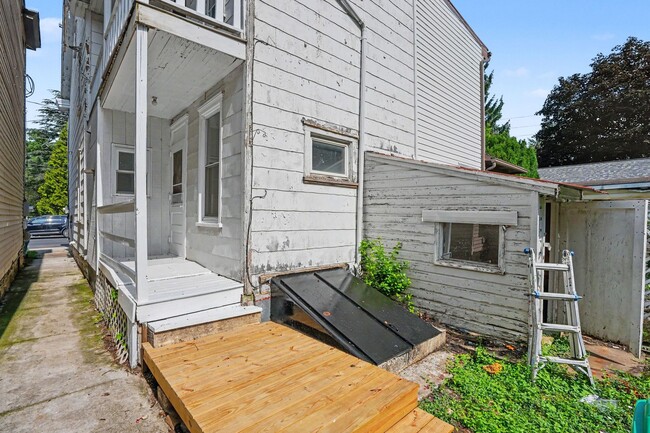 Building Photo - 153 Cedar St