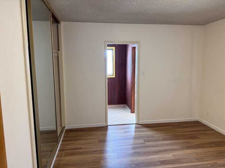 Building Photo - 330 E Fairview Ave