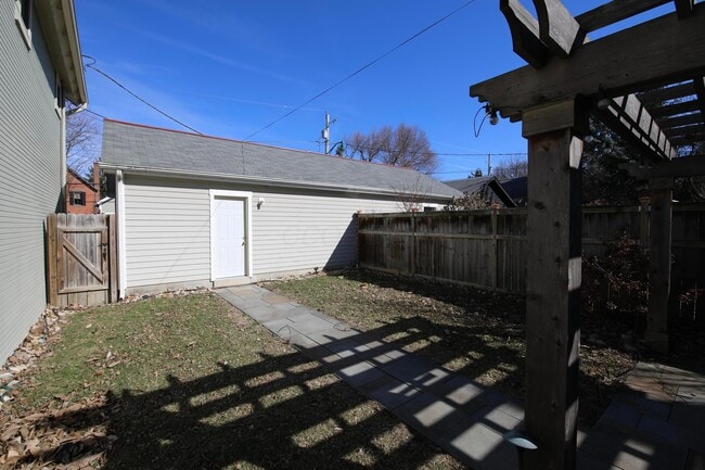 Building Photo - 310 E Beck St