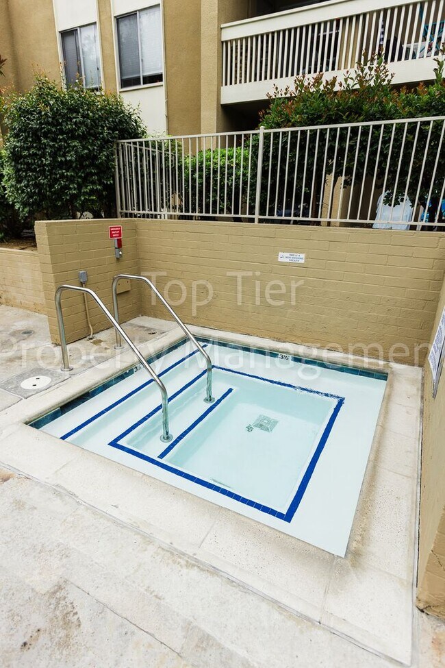 Building Photo - Spacious Top-Floor 1BR Condo with Ocean Vi...