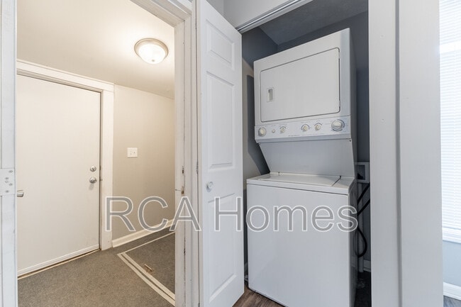 Building Photo - 1011 E Legrande Ave