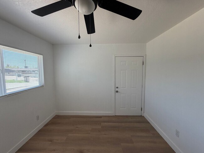 Building Photo - WoW! Newley Remodeled 3 BD 1 Ba house with a 1 Car Garage in East Bakersfield