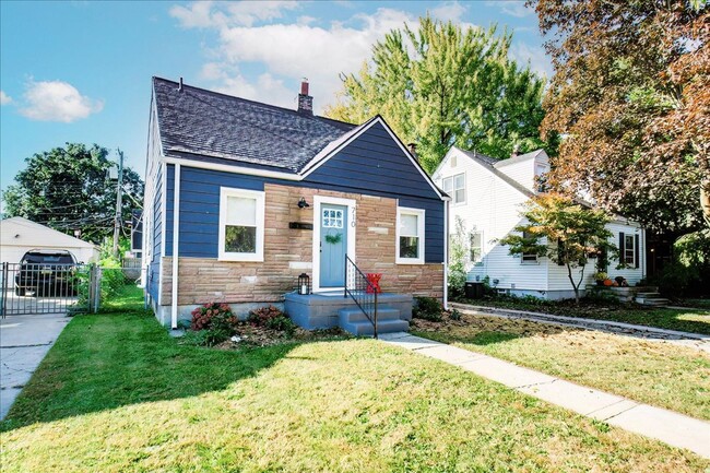 Building Photo - Beautiful Bright 3B/1B Bungalow in Royal Oak