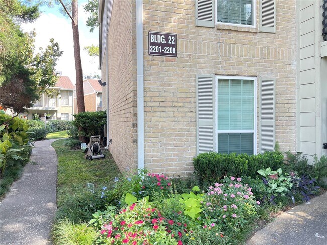 Building Photo - 2800 Jeanetta St