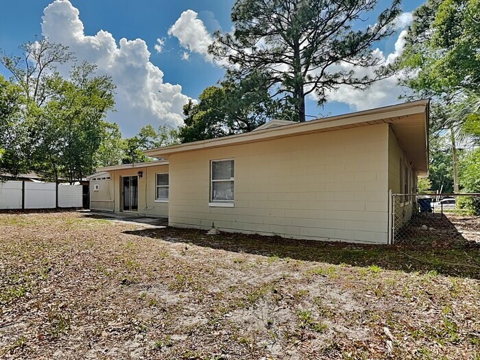 Building Photo - 10927 Regency Dr