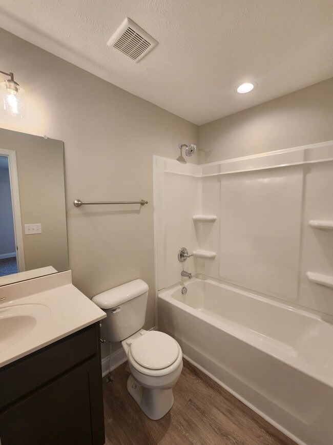Building Photo - 3 Bedroom 3 Bath End Unit Townhome