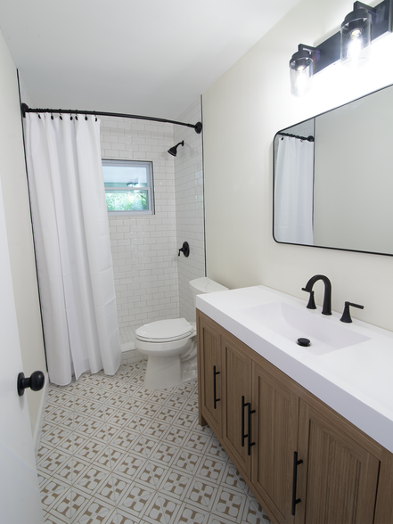 Building Photo - 504 Altaloma Ave