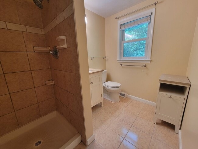 Building Photo - Beautiful Single-Family Home Litchfield NH for Rent