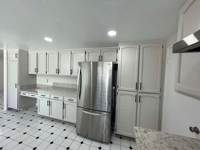 Building Photo - Great Large House ready for you to Make it a Home