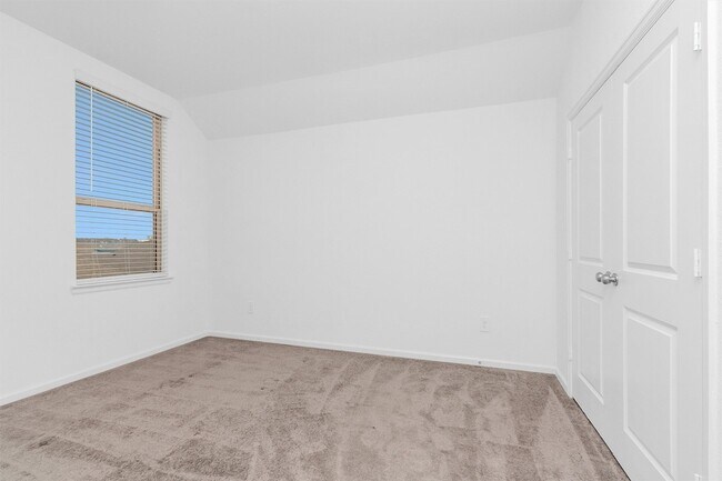 Building Photo - 677 Royal Arch Dr