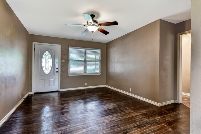 Building Photo - 806 E Rosedale St