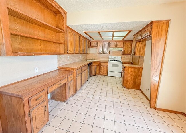 Building Photo - 2205 Shamrock Dr