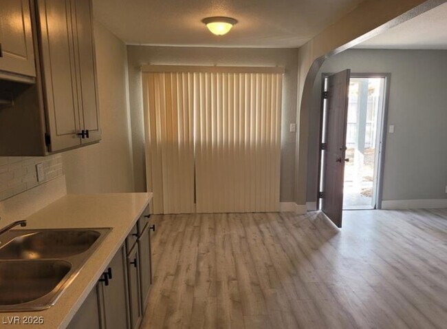 Building Photo - 1828 Lewis Ave