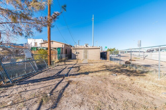 Building Photo - Charming 2 bedroom, 1 bath home in East El Paso!