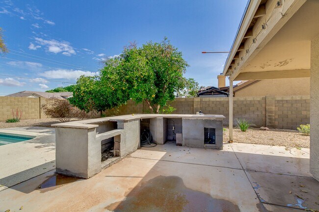 Building Photo - FABULOUS REMODELED HOME WITH POOL!