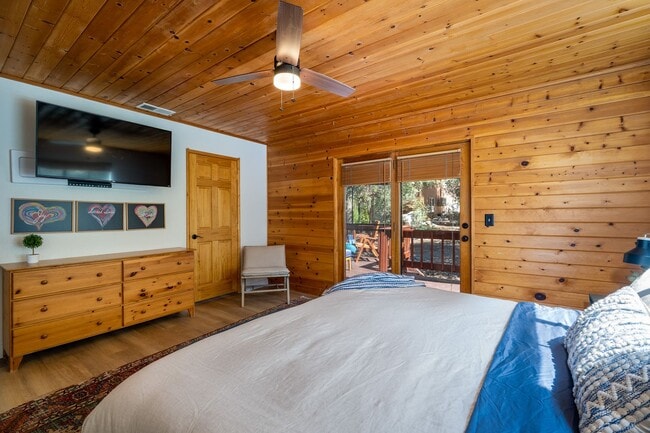 Building Photo - Charming 3 Bed Mountain Retreat | Wood Beams, Fireplace & Deck