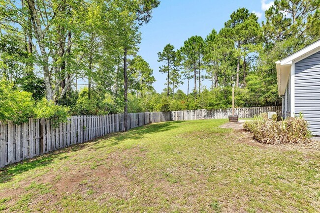 Building Photo - 3 bedroom with Community POOL!