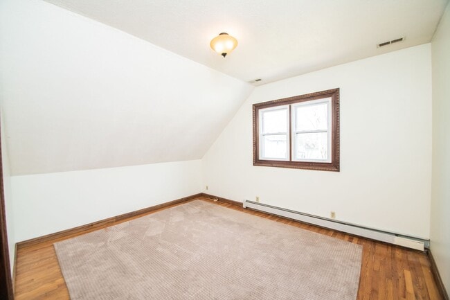 Building Photo - 3 bed 1.5 bath Downtown Valparaiso Home