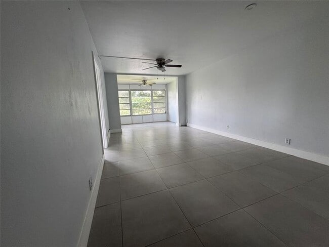 Building Photo - 9235 Lagoon Pl