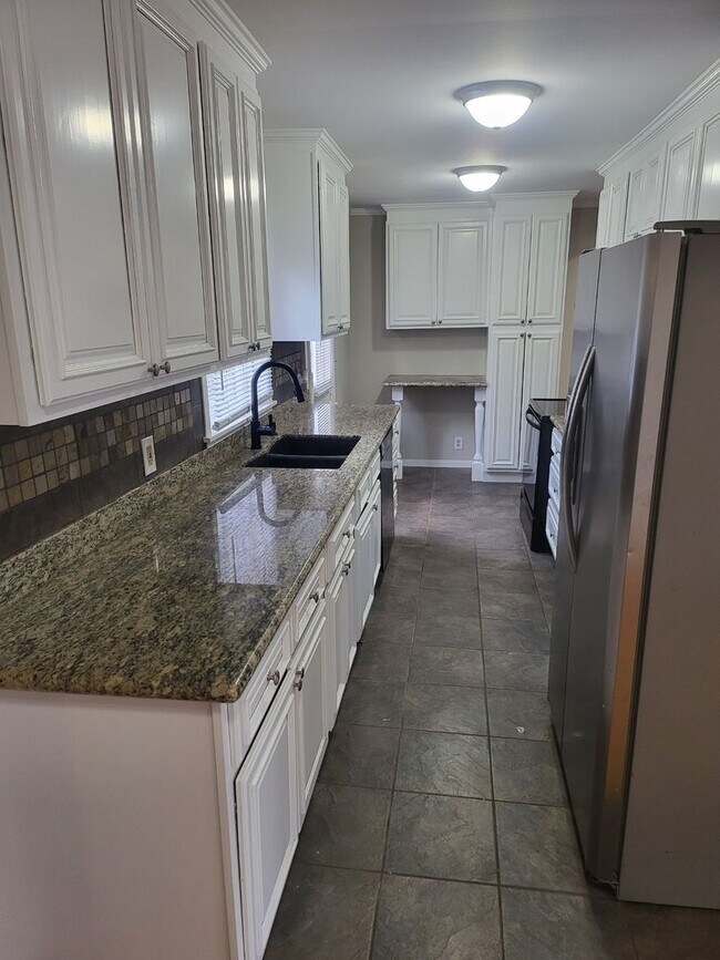 Building Photo - Very large 4 bedroom ranch in Donelson, TN...