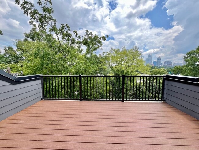 Building Photo - LUXURY Rooftop Terrace Townhome