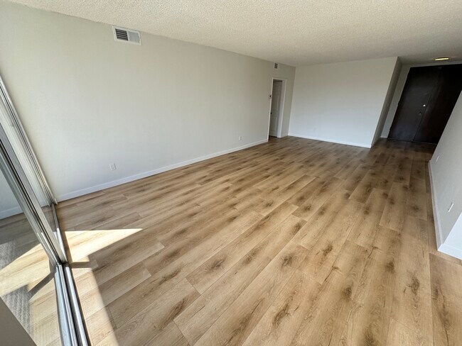 Building Photo - 1547 N Hayworth Ave