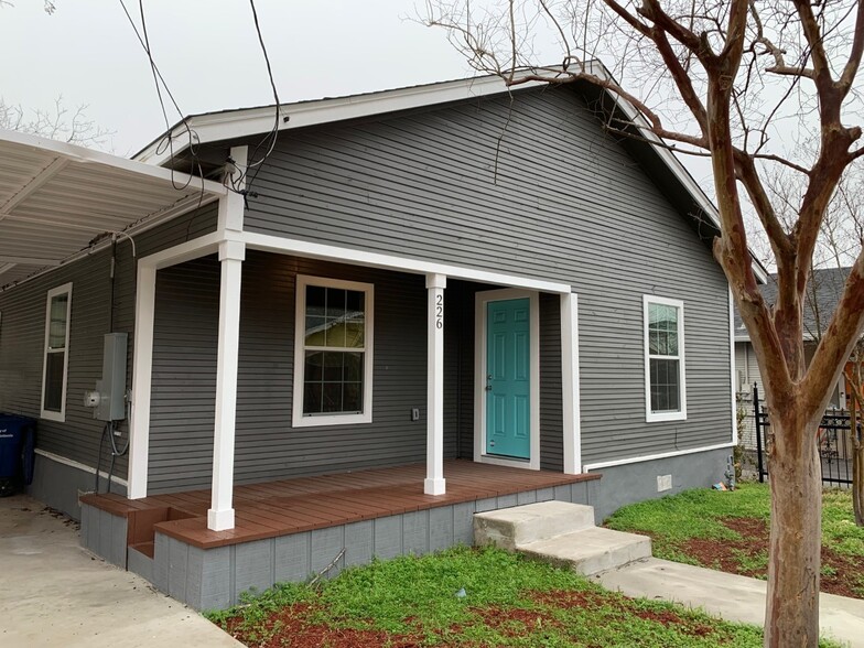 Primary Photo - 226 Douglas Way St