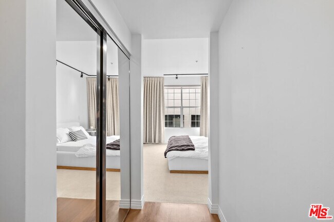 Building Photo - 930 N Doheny Dr