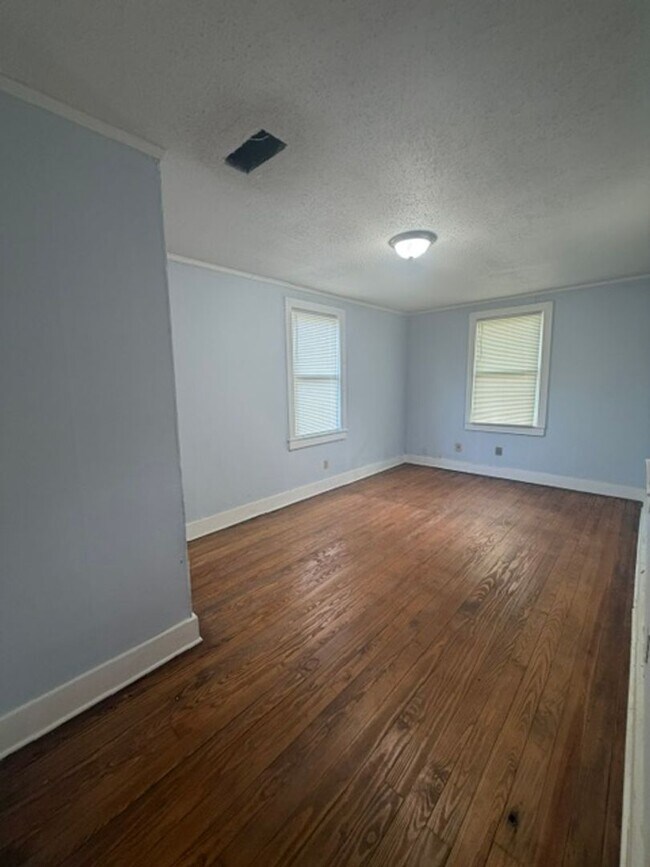 Building Photo - Mallory Duplex