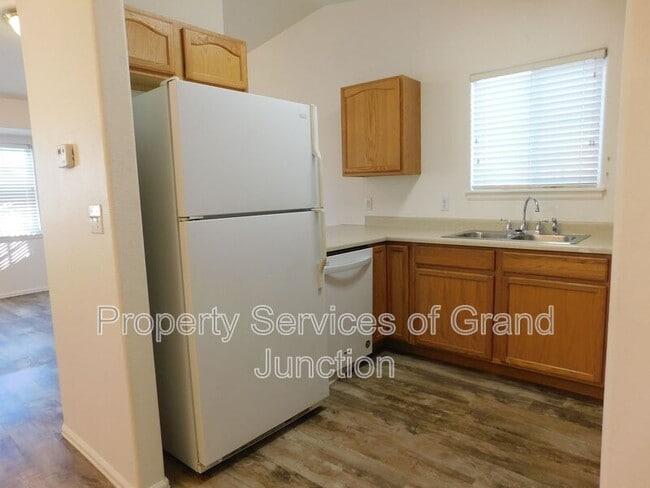 Building Photo - 657 Springbrook Dr