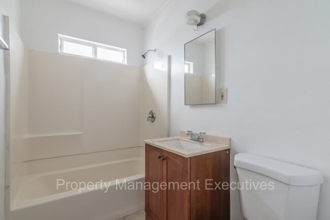 Building Photo - 3 Bedroom, 1 Bath Apartment close to every...