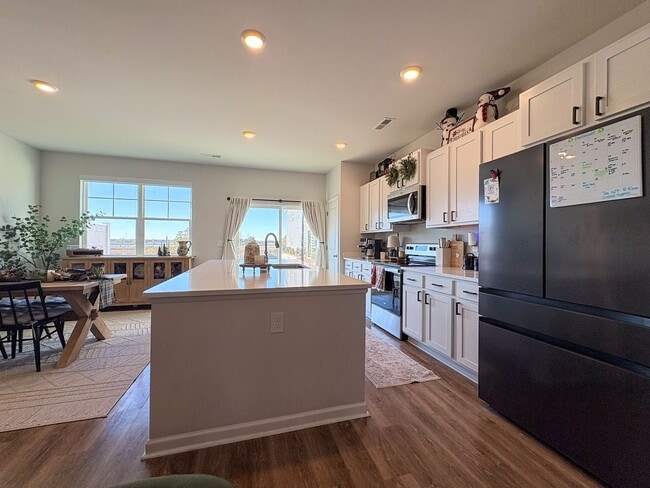 Building Photo - Breathtaking Water Views!