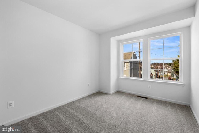Building Photo - 467 Peleton St