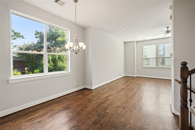 Building Photo - 850 W 20th St