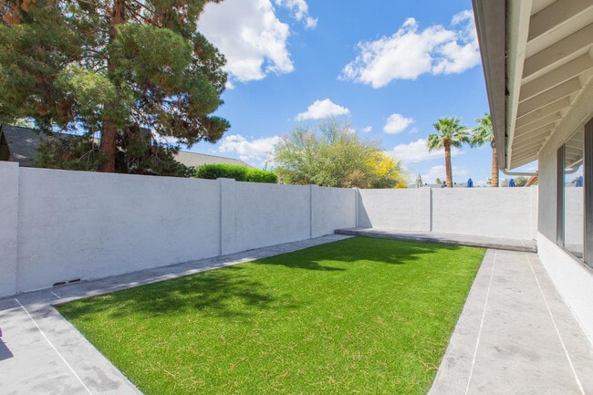 Building Photo - 2607 E Larkspur Dr