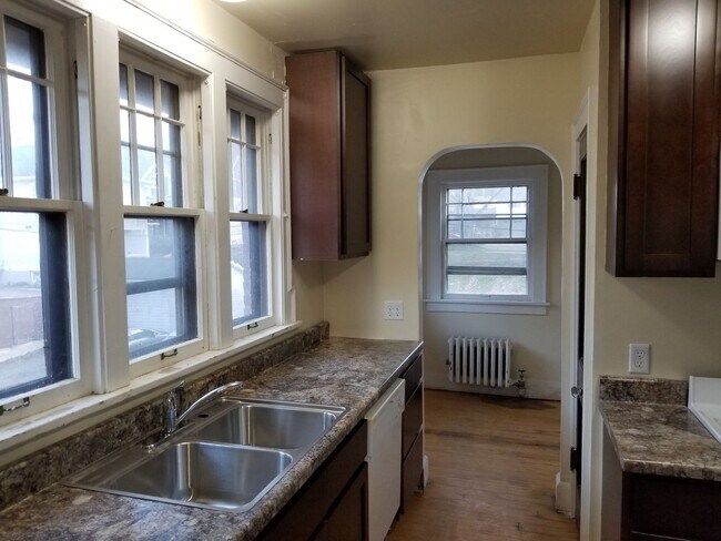 Interior Photo - 2009-2011 University Ave