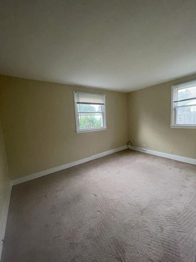 Building Photo - 2421 Hollywood Pl