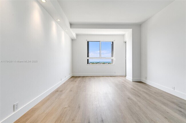 Building Photo - 251 Crandon Blvd