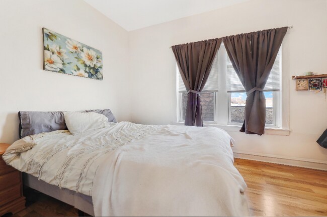 Building Photo - 1148 W Belmont Ave