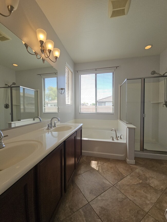 Building Photo - 845 E Doral Ct
