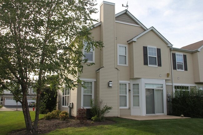 Building Photo - Beautiful 3 Bed/2.5 Bath Townhome Located in Carpentersville!