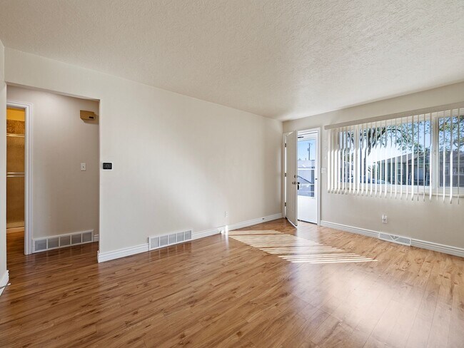 Building Photo - Charming 2-Bed, 1-Bath Duplex in Greeley, CO!